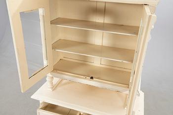 Vitrinskåp, 1900-talets första hälft.