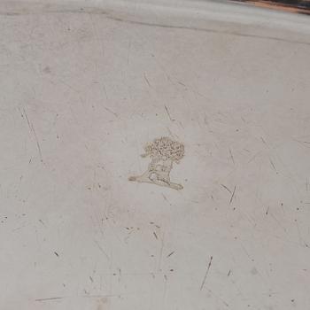 A pair of silver plated serving dishes with covers, first half of the 20th Century.