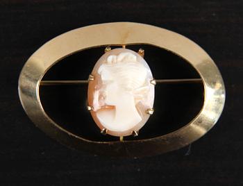 BROSCH MED CAMÉ. 18k guld. Tot 4 gr.