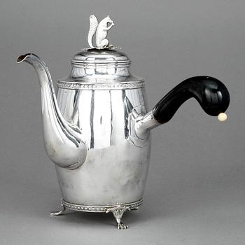 KAFFEKANNA, silver, empire, Johan Petter Grönvall, Stockholm 1819. Vikt 528 gram.