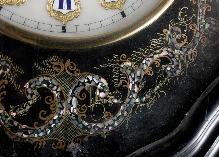 VÄGGKLOCKA, Leija, märkt C.L Malmsjö, Göteborg, 1800-talets andra hälft.