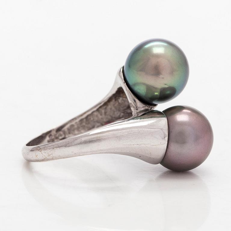 An 18K white gold ring with cultured Tahitian pearls.