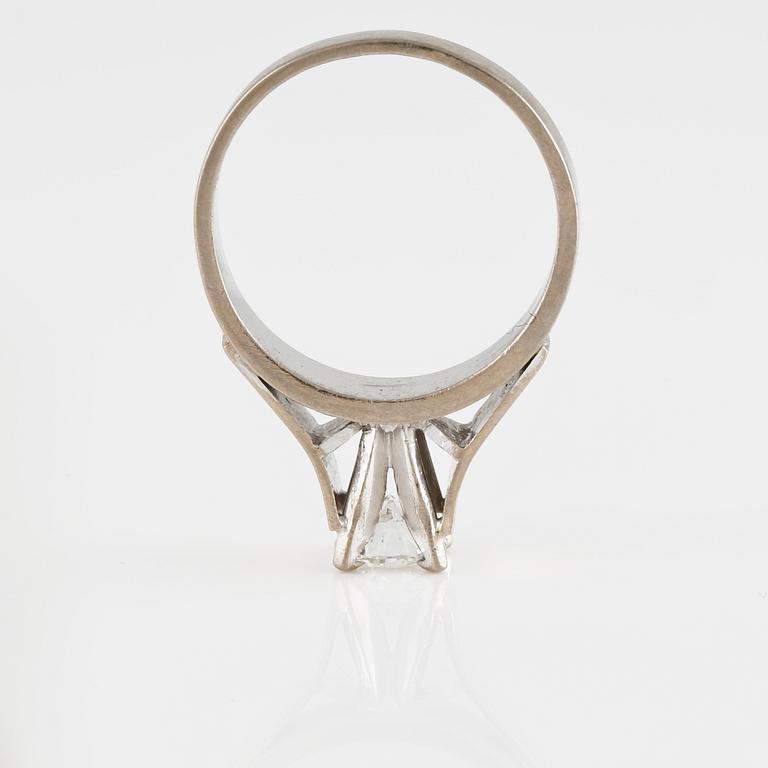 RING, 18K vitguld med briljantslipad  diamant ca 0.5 ct, utländska stämplar. Vikt 4,7 gram.