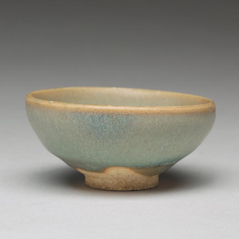 A 'Jun-glazed' bowl, Song/Yuan dynasty.