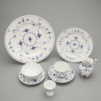 SERVISDELAR, ca 90 delar, porslin, "Musselmalet", Royal Copenhagen.