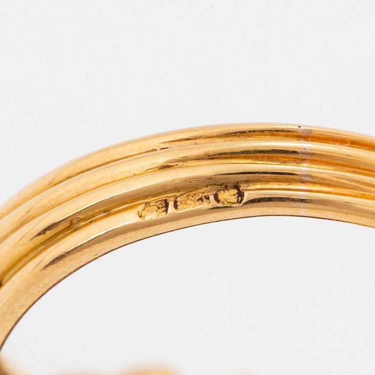 Ring 18K guld med en fasettslipad ametist och runda briljantslipade diamanter.