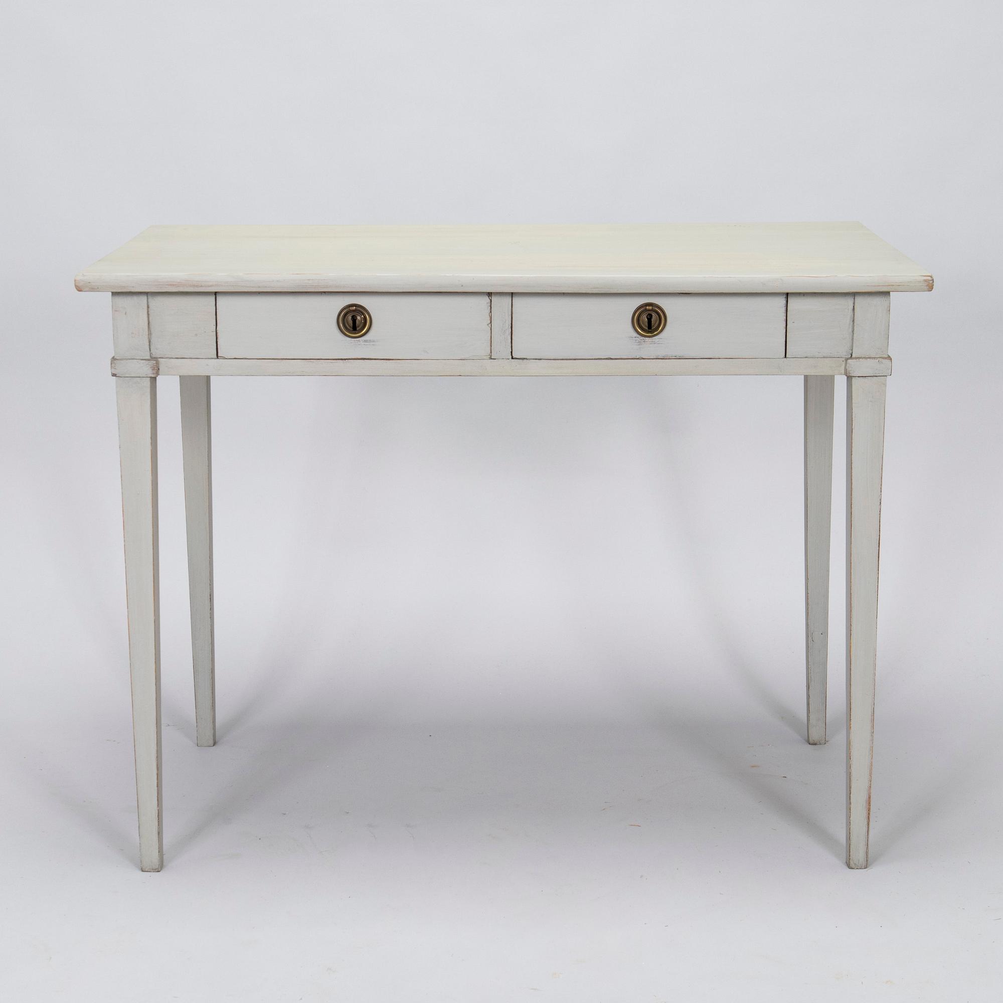 Skrivbord, gustaviansk stil, 1900-tal och stol, gustavianskt provinsarbete, 1700-talets slut.