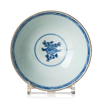 1047. A blue and white Transitional bowl, 17th Century.