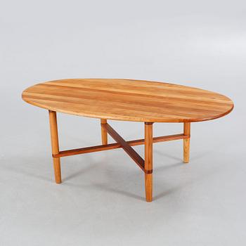 A coffee table named "Opus 9", designed Søren Nissen och Ebbe Gehl and made in the 21th century.