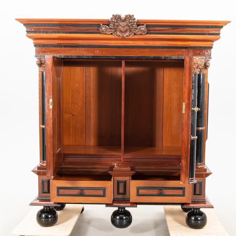 Salsskåp Barockstil 1900-talets början.