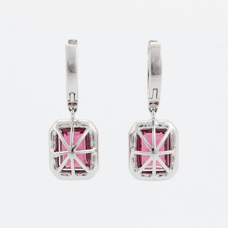Örhängen med turmaliner och briljantslipade diamanter.