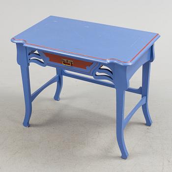 AN ART NOVEAU WRITING DESK.