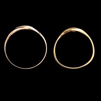 RINGAR, 2 st, 18 k guld med briljantslipade diamanter, 1900-talets andra hälft. Total vikt ca 3 gram.