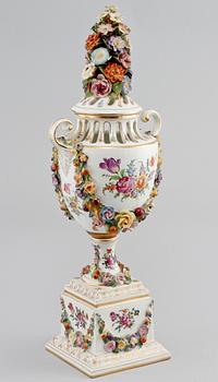 PRAKTURNA, porslin, Wien, 1800-talets andra hälft.
