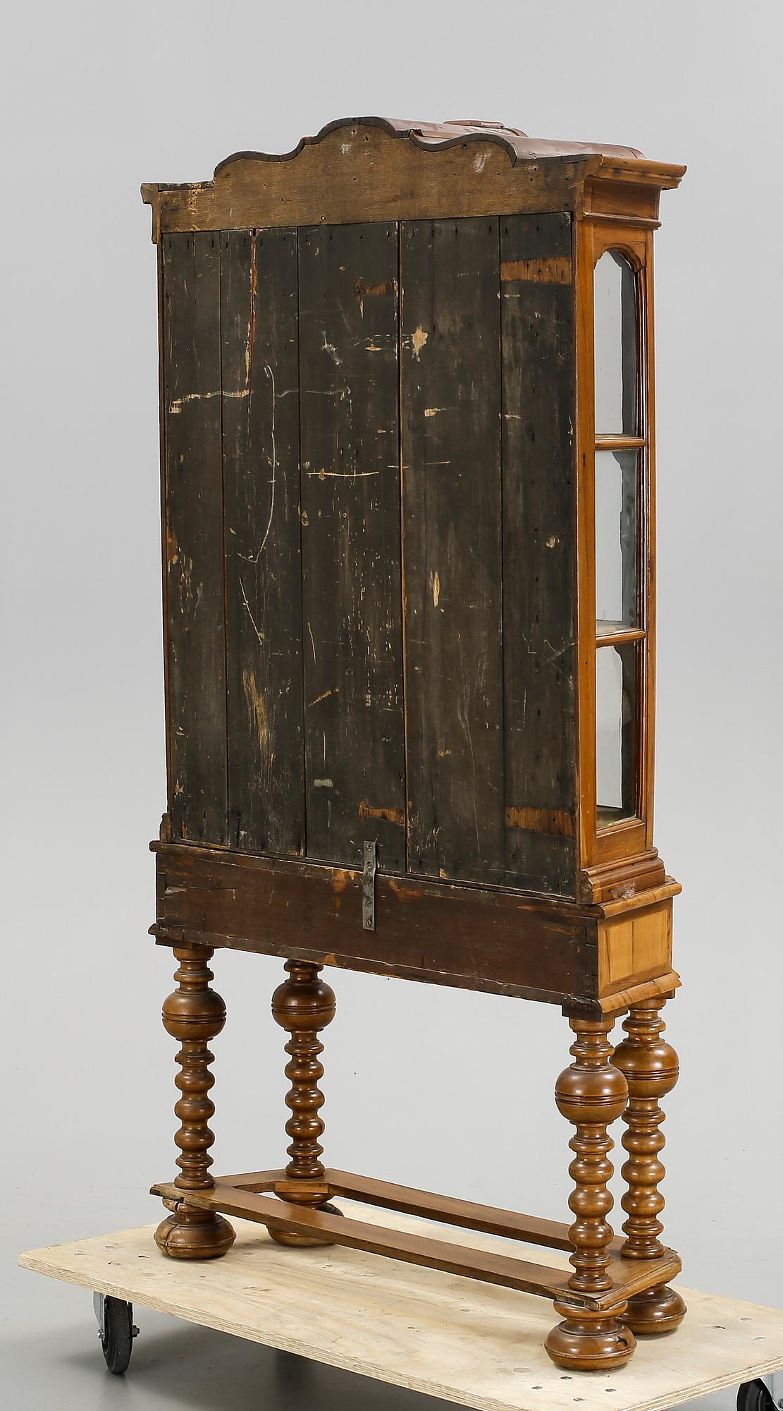 VITRINSKÅP, rokoko, 1700-tal.