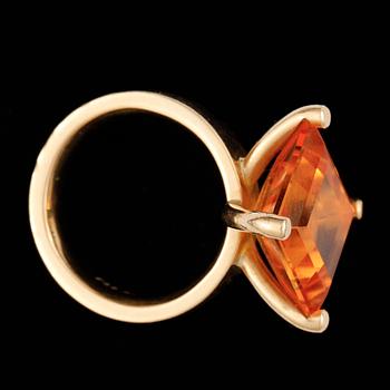 RING, 18k guld med syntetisk eldopal, Goldschmied Eyyub, Tyskland, 2000-tal. Totalvikt 11,4g.