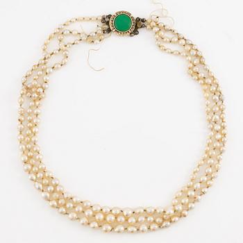 Pearl necklace, three strands with a clasp in white metal with a green stone.