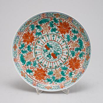 A set of five Chinese porcelain plates, 20th century.