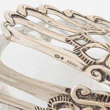 Korgar två st och sked silver, saltkar med silvermontering, 1900-tal.