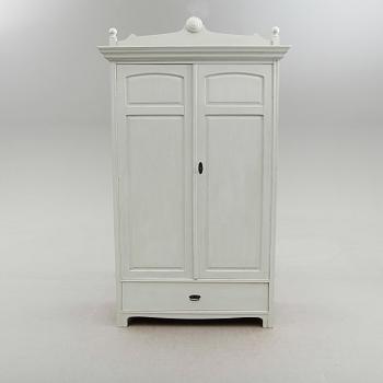 KLÄDSKÅP, omkring år 1900.