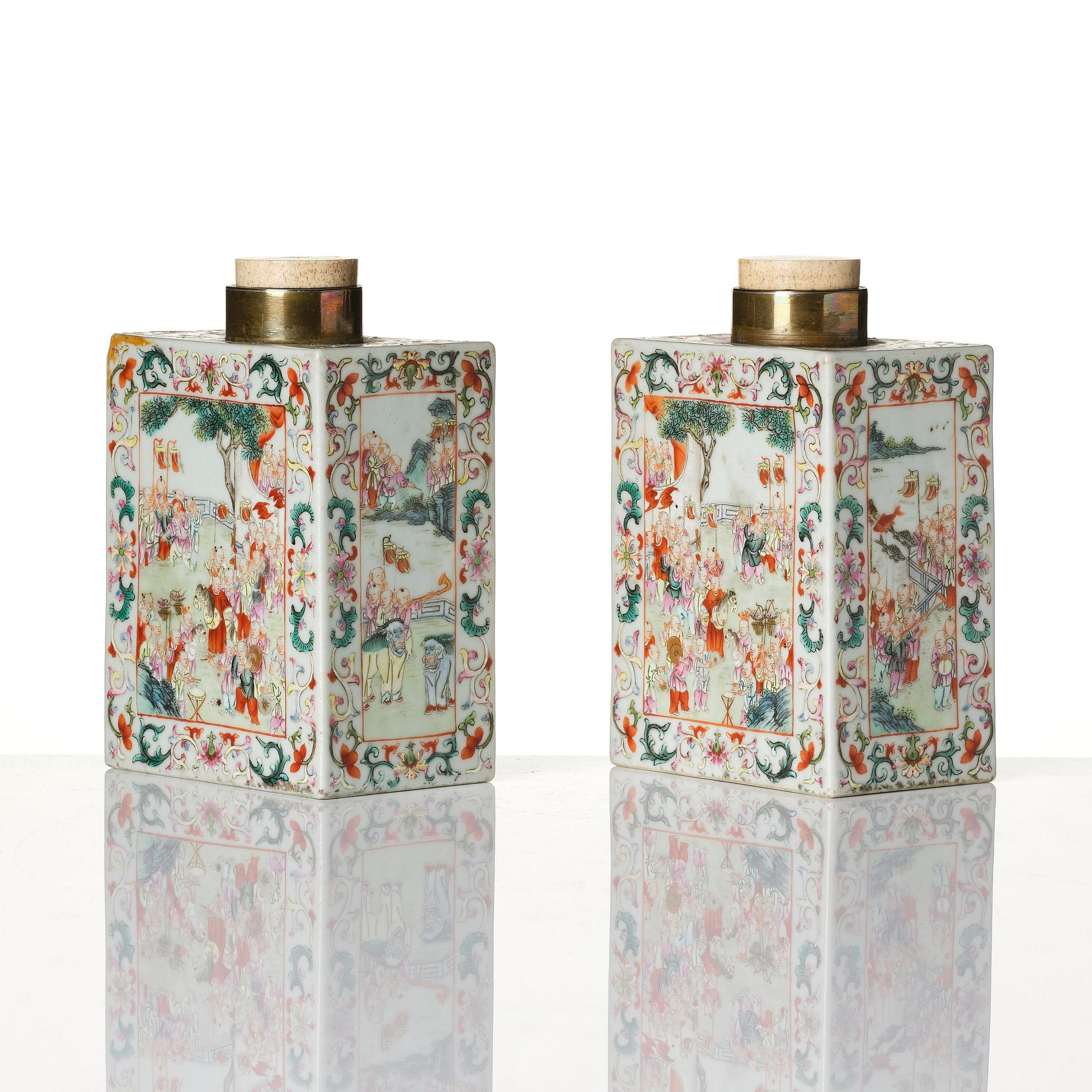 A rare pair of '100 boys' tea caddies, Qing dynasty, 18th/19th century.
