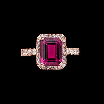 833. RING, trappslipad rosa turmalin med briljantslipade diamanter, tot. 0.58 ct.