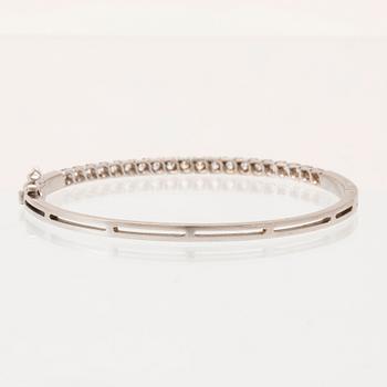 An 18K white gold bracelet set with round brilliant-cut diamonds.