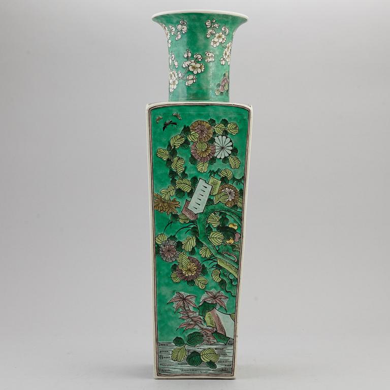 A Chinese famille verte squared vase, 20th century.