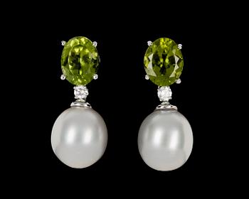 285. ÖRHÄNGEN, fassettslipade peridoter, briljantslipade diamanter, tot. 0.25 ct. samt odlade South sea pärlor, ca 12,3 mm.