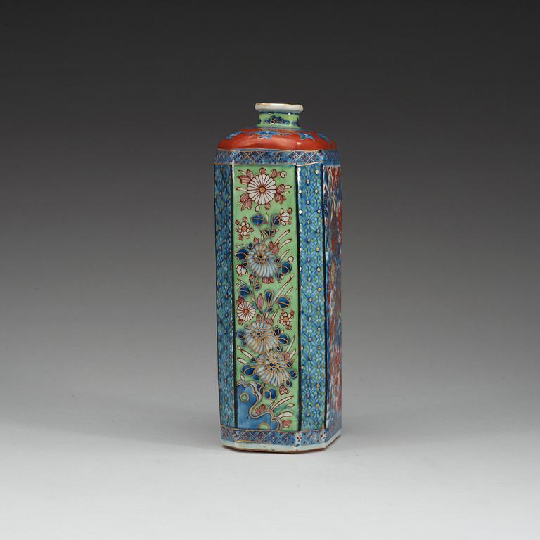 An clobbered bottle, Qing dynasty, Kangxi (1662-1722).