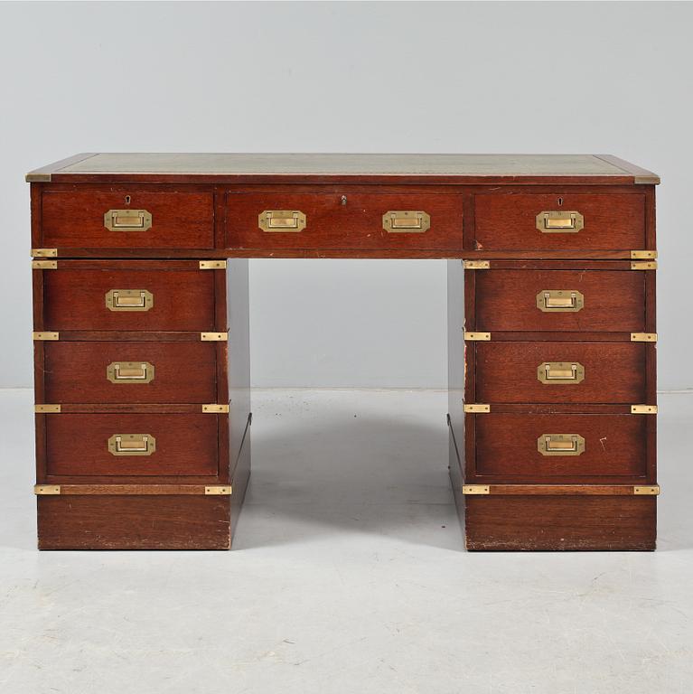 SKRIVBORD, engelsk stil, 1900-talets andra hälft.