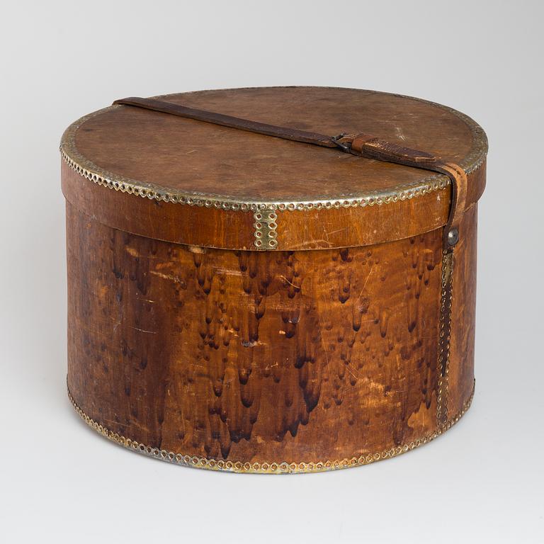 A wooden hat box, early 20th century.