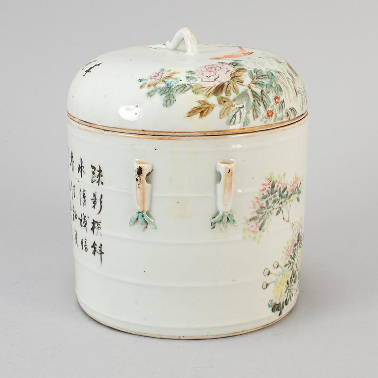 A Chinese bowl with cover, early 20th century.