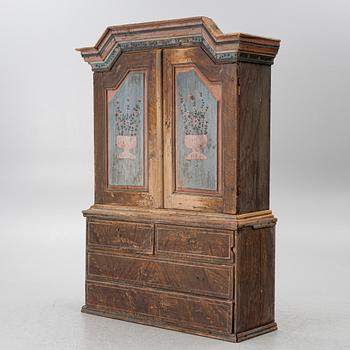 A folk-art cabinet attributed to  "Gammelmålaren" Anders Nilsson (Brunskog, 1807–1889).