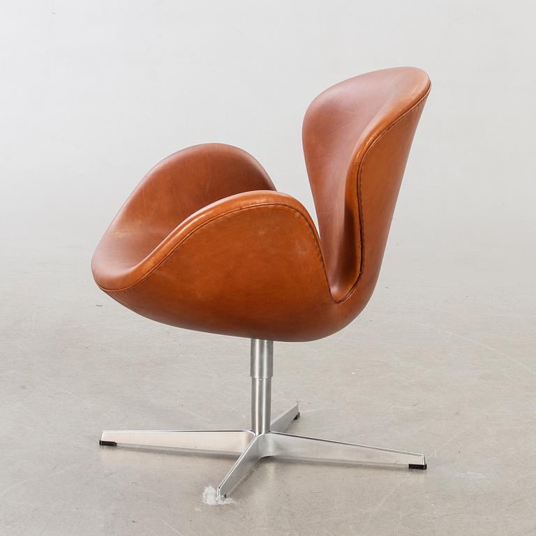 ARNE JACOBSEN, fåtölj, "Svanen", för Fritz Hansen Danmark, 2004.