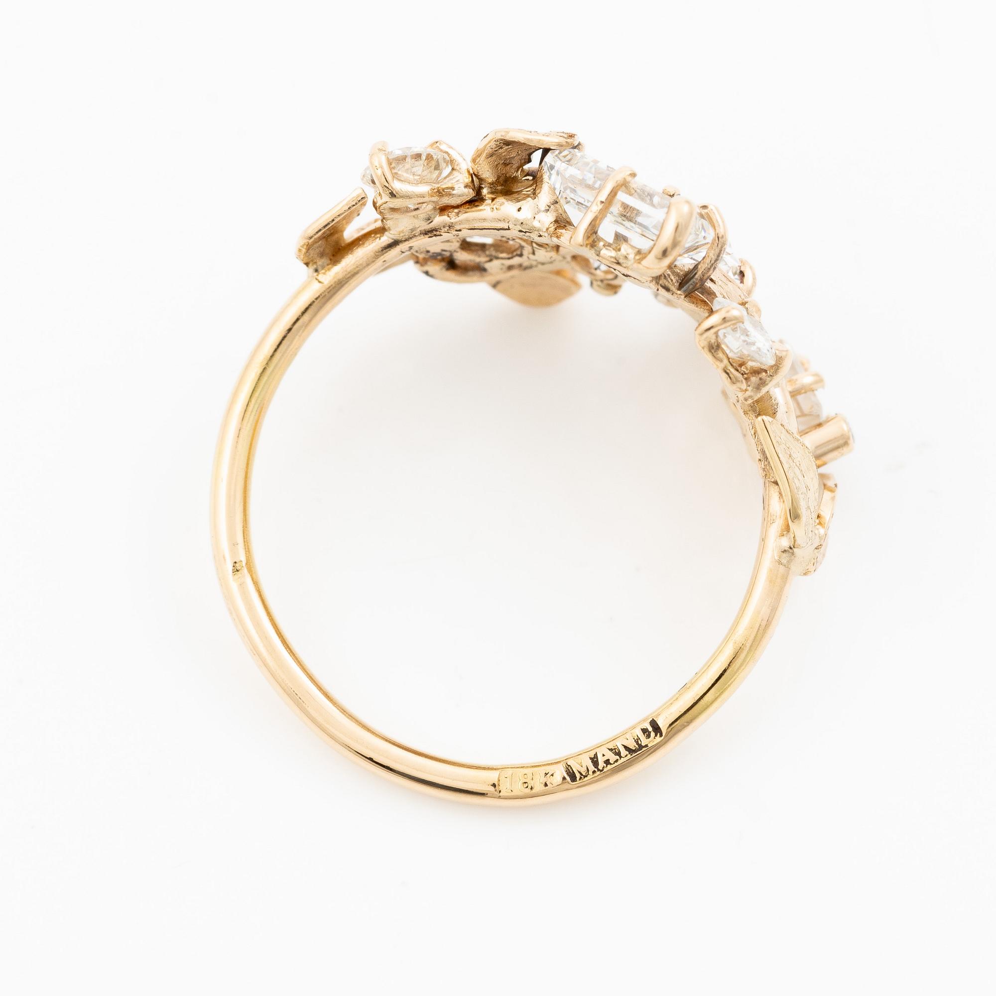 Ring, Mandelstam, 18K guld med baguette- och runda briljantslipade diamanter.