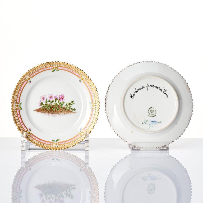 Kaffekoppar, med fat, tre stycken samt fem assietter, porslin. Royal Copenhagen, 'Flora Danica', Danmark, 1900-tal.