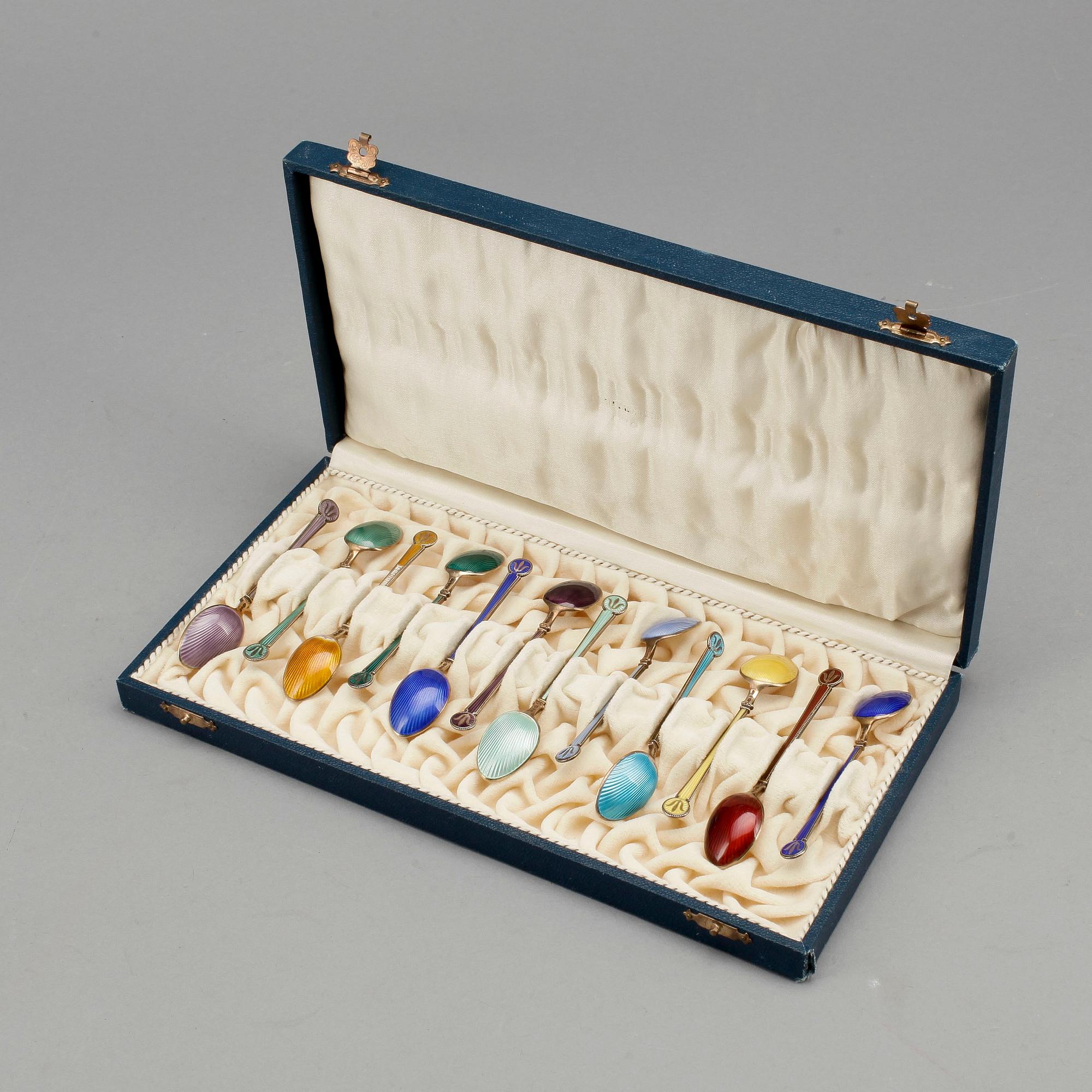 MOCKASKEDAR, 12 st, sterling silver, emalj, David Andersen, Oslo. Tot ca 100 gram.