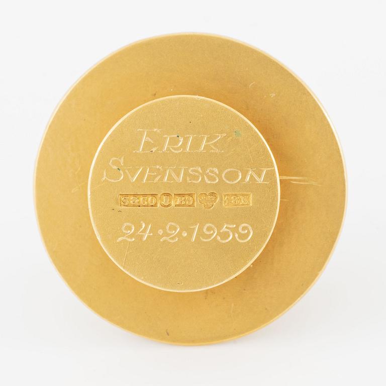 Button, Sweden's Bookbinders' Association, 18K gold and enamel.