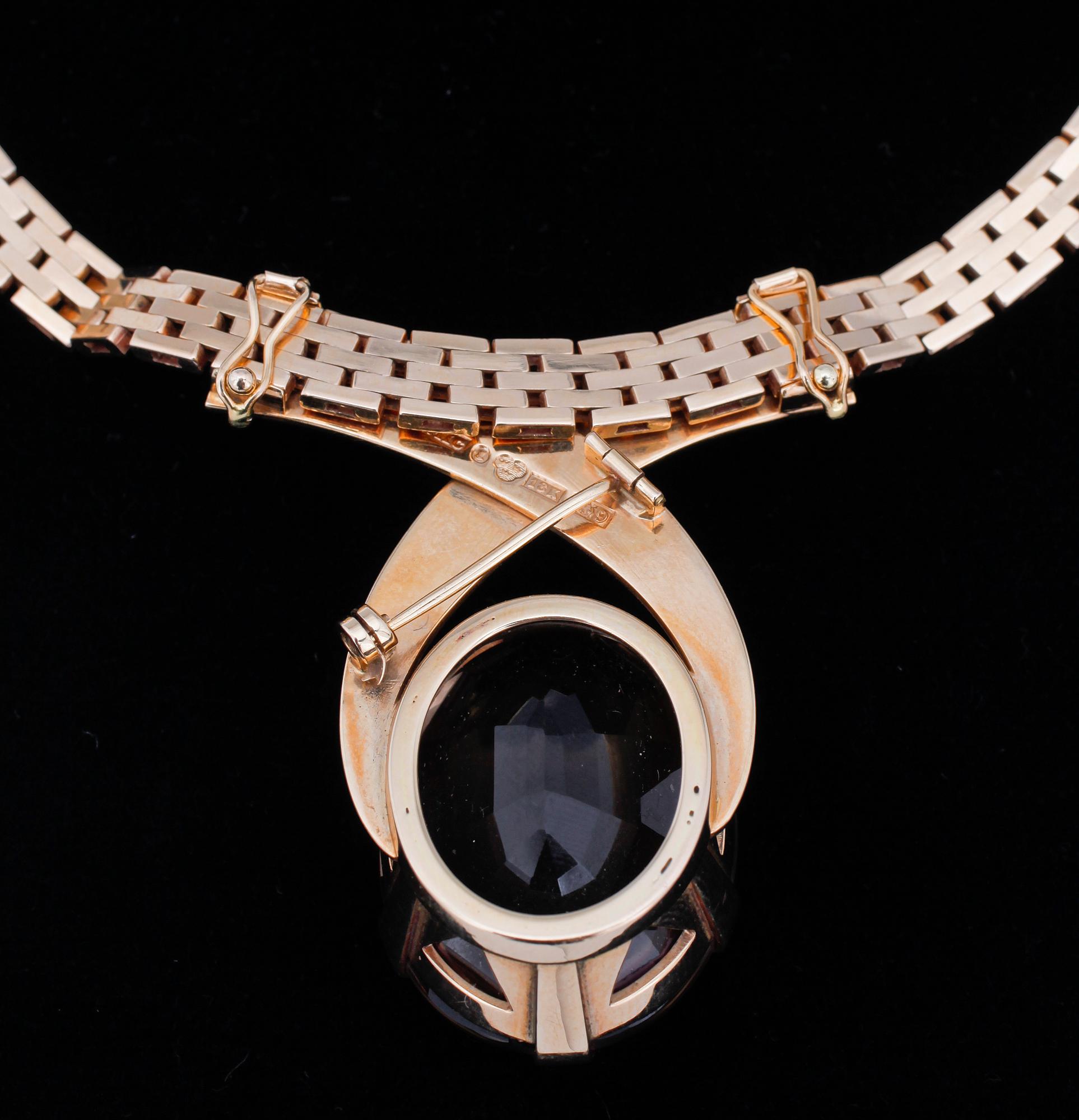 COLLIER, 18k guld med cabochonslipad rökkvarts, bl a Stockholm, 1962. Tot ca 80,3 g.
