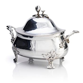 262. A Swedish 18th century silver tureen with lid, mark of Simson Ryberg, Stockholm 1775.