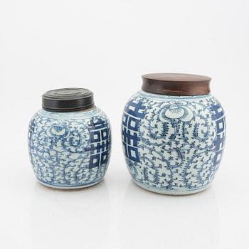 A set of two Chinese porcelan jars with lid 19th/20th century.