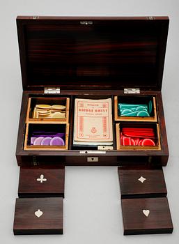 SCHATULL, sekelskiftet 1900, för spelmarker. Samt KAFFESKEDAR, 12 st, silver (Vikt 164 g).