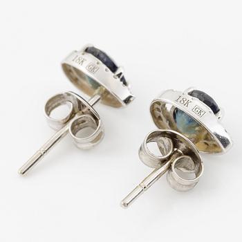 Örhängen, ett par, 18K vitguld med mörka safirer och små åttkantslipade diamanter.