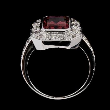 RING, trappslipad rosa turmalin samt briljantslipade diamanter, tot. ca 1 ct.