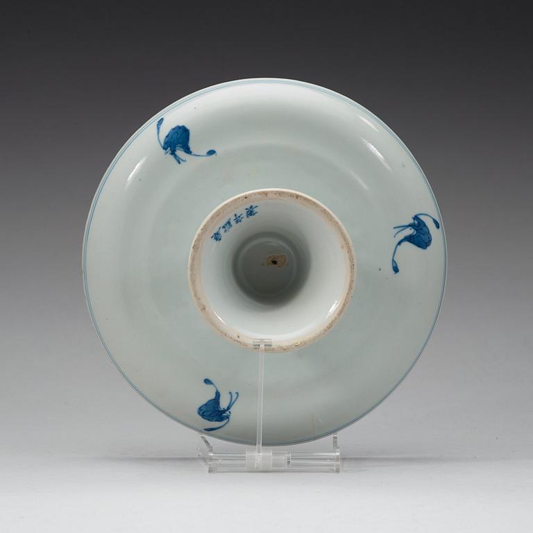 A blue and white dish on a high foot, late Qing dynasty (1644-1912).