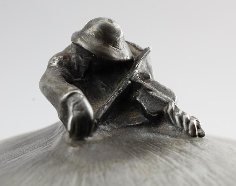 TERRIN MED LOCK,
tenn, Aron Jerndahl, Schreuder & Olsson, Stockholm, signerad och daterad 1903, tillverkad 1950.