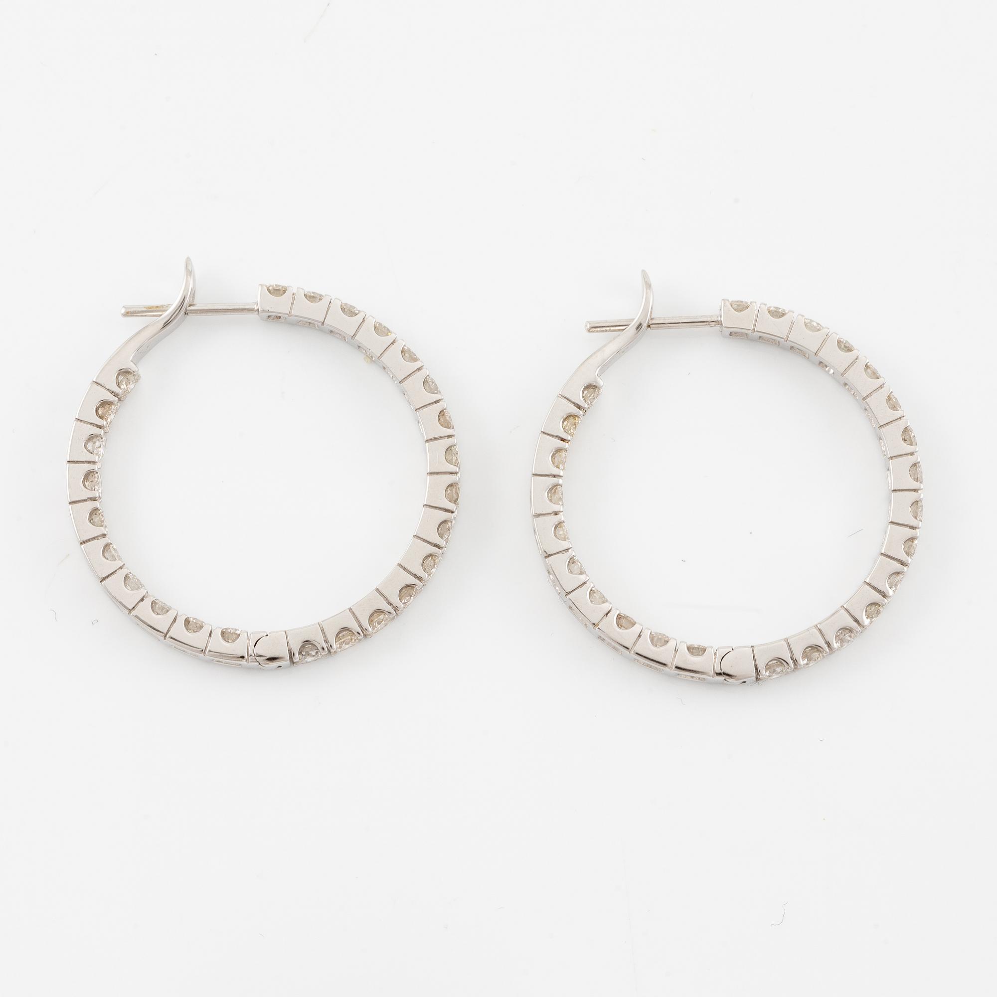 Örhängen, ett par, kreoler 18K vitguld med briljantslipade diamanter.