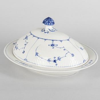 Terrin / ragufat med lock, porslin, Royal Copenhagen, "Musselmalet", 1800-tal.