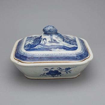 TERRIN MED LOCK, porslin. Qing dynastin, 1800-tal.